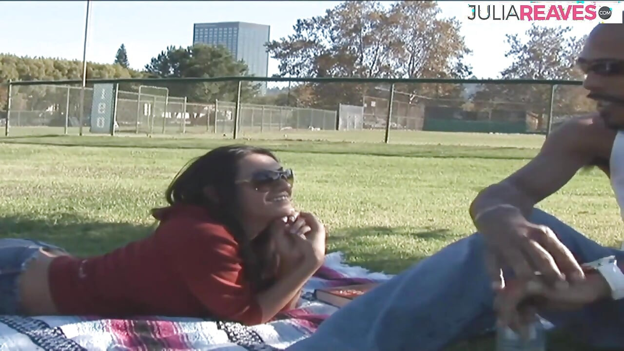 สาวร่านสุดฮอตครางขณะที่หีโดนควยดําใหญ่เย็ด