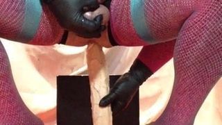 Spettacolo di femminuccia cagna in calze rosa e celesti 2