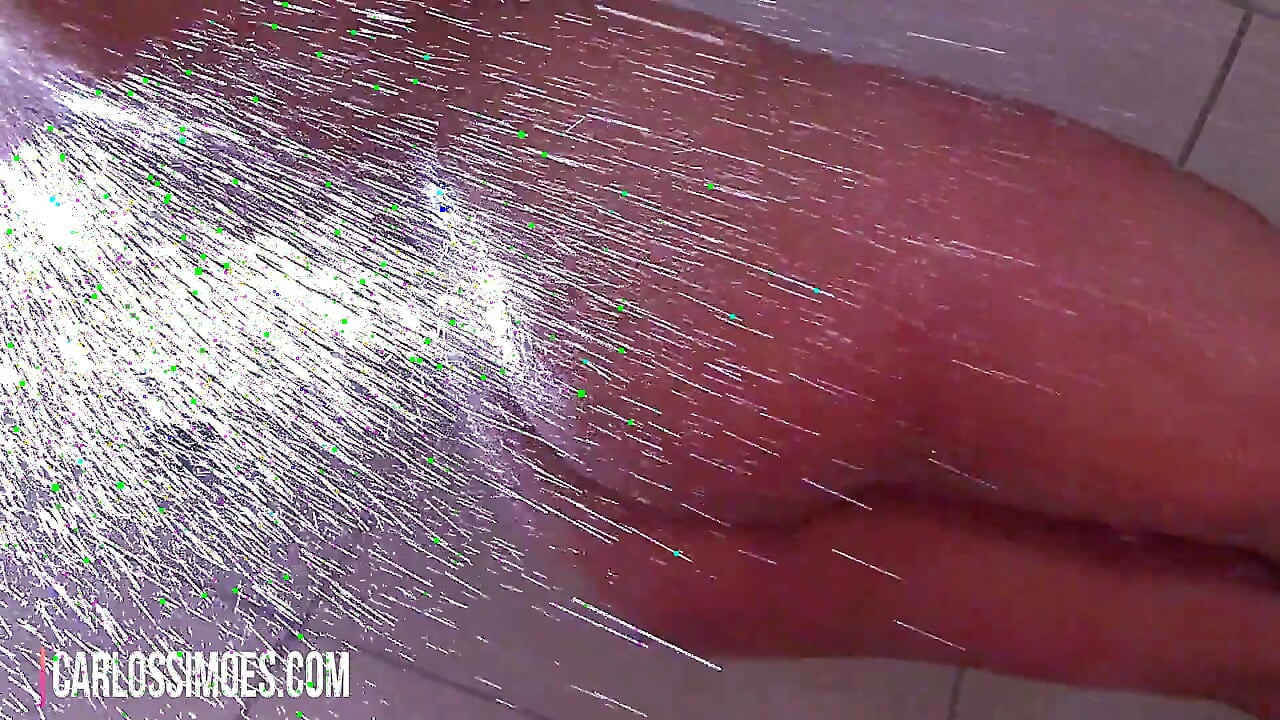 สาวสีผมบรูเน็ตสุดฮอตอาบน้ํา