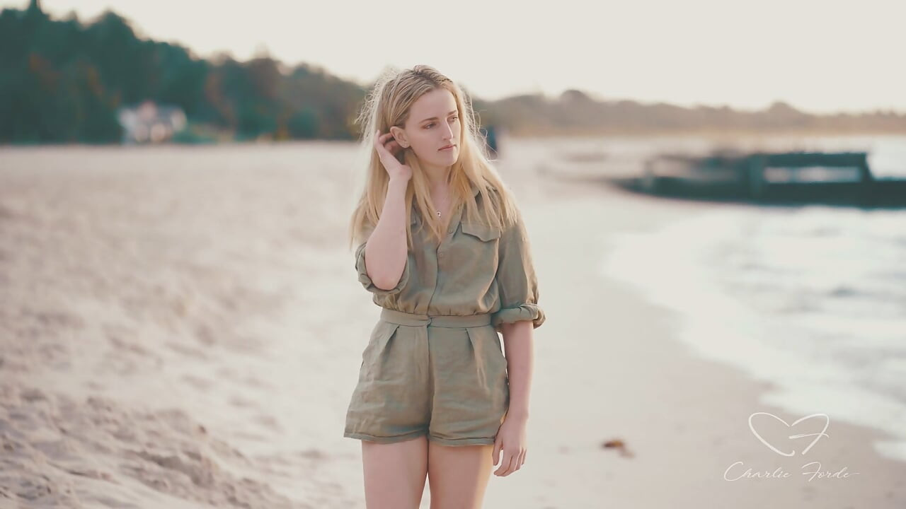 Zanikający z udziałem Charlie Forde, Olive Gee