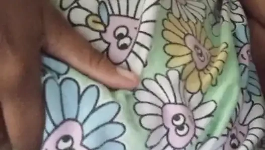 18+ üniversiteli kız büyük göğüsleri ve ıslak Sri Lankalı yerel ile ilk kez musterbate oluyor