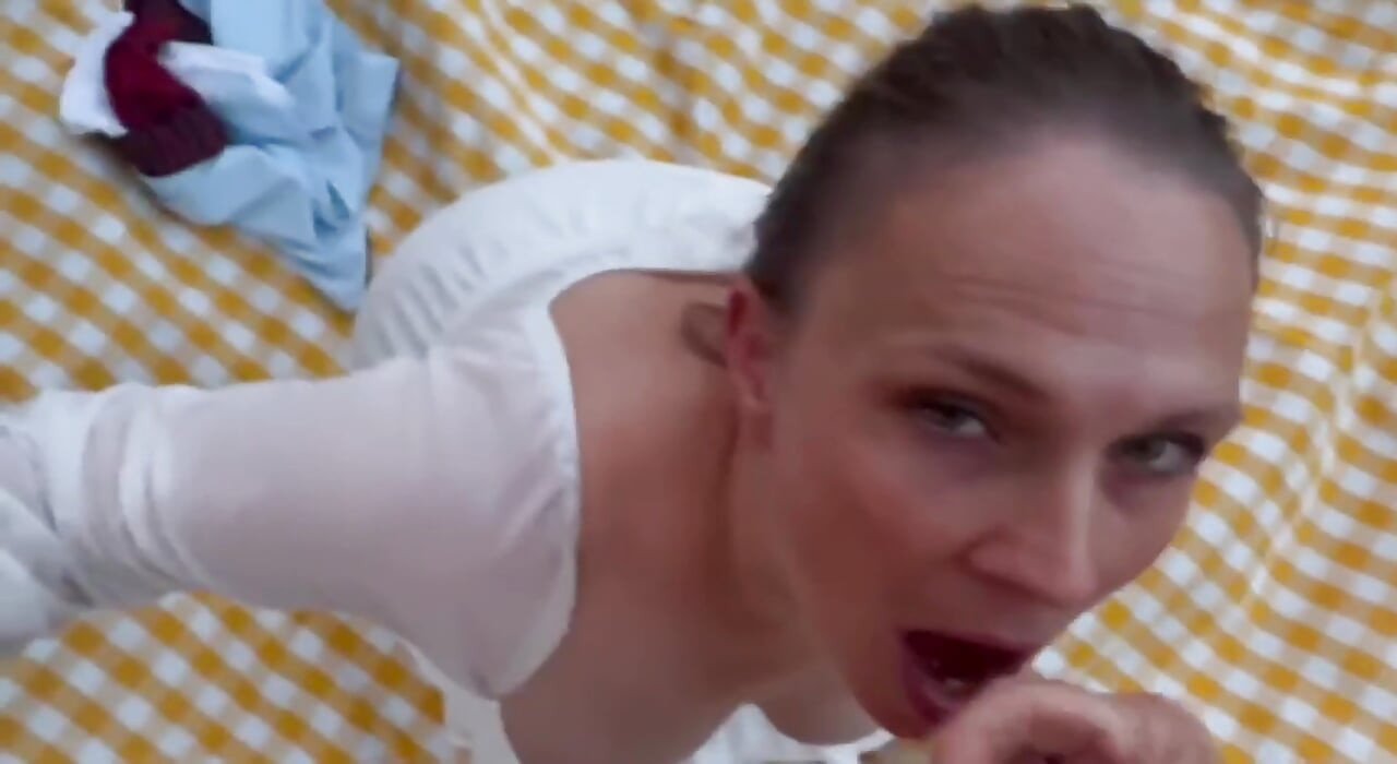 Bătrânul fermier pervers mă fute atât de tare încât țâțele mele de lapte au orgasm