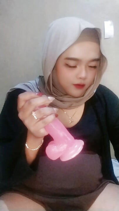 Ivvy Crossdresser Hijab Sucks Dildo and Riding It