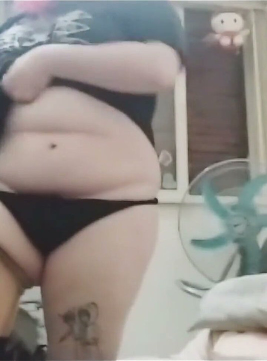Çifte ampute striptiz, ayağını emiyor ve atlıyor