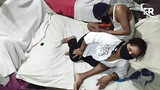 Hintli kız arkadaş masti yatakta