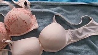 Masturbandosi sul reggiseno di mia moglie