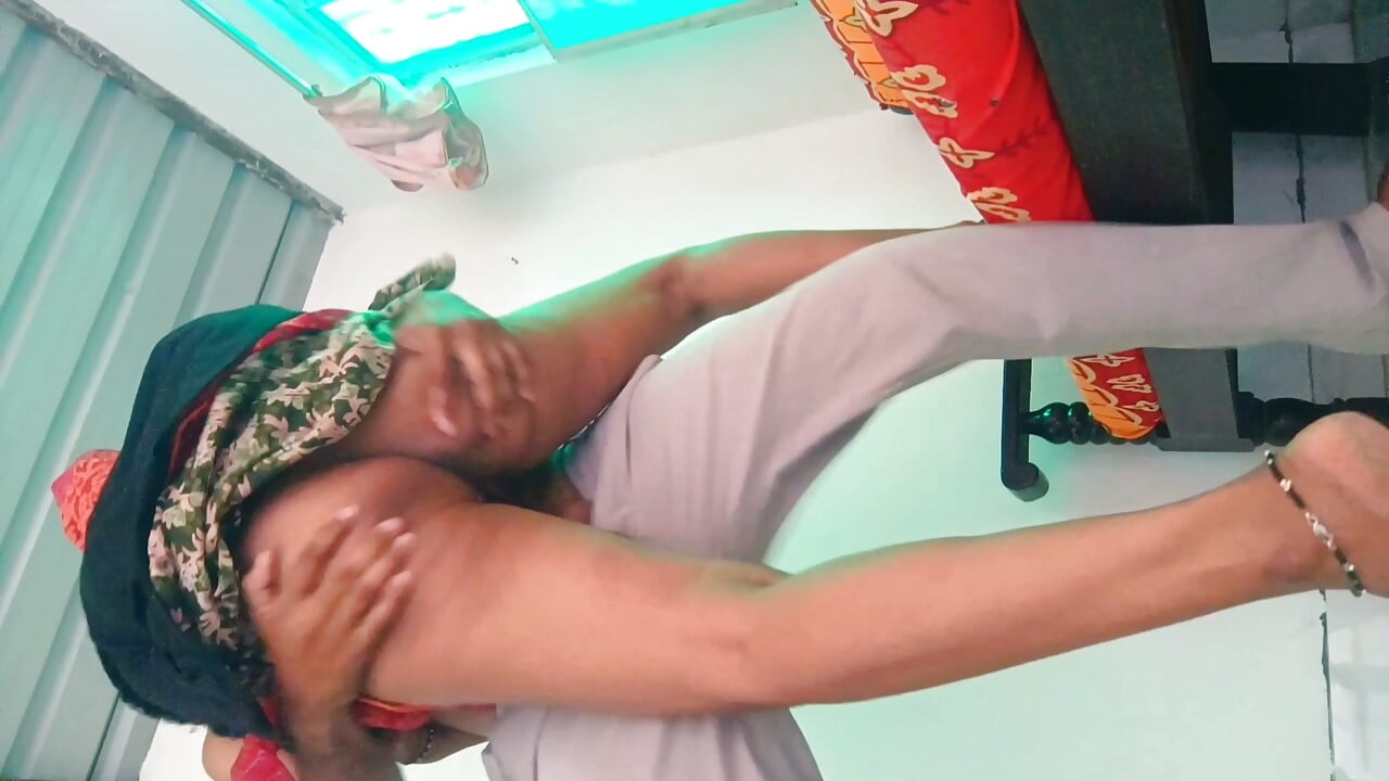 HOME ALONE WIRALOWE MMS WIDEO. Desi wiejska bhabhi ZE SWOIM CHŁOPAKIEM. Mocny seks po bardzo długim czasie. Bhabhi dochodzi