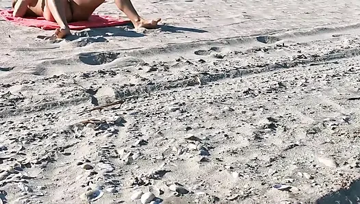 Ateşli orta yaşlı seksi kadın çıplaklar plajında mastürbasyon yapıyor kameraya yakalandı