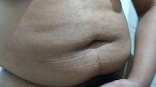 Hombre con tetas masturbándose para su semen