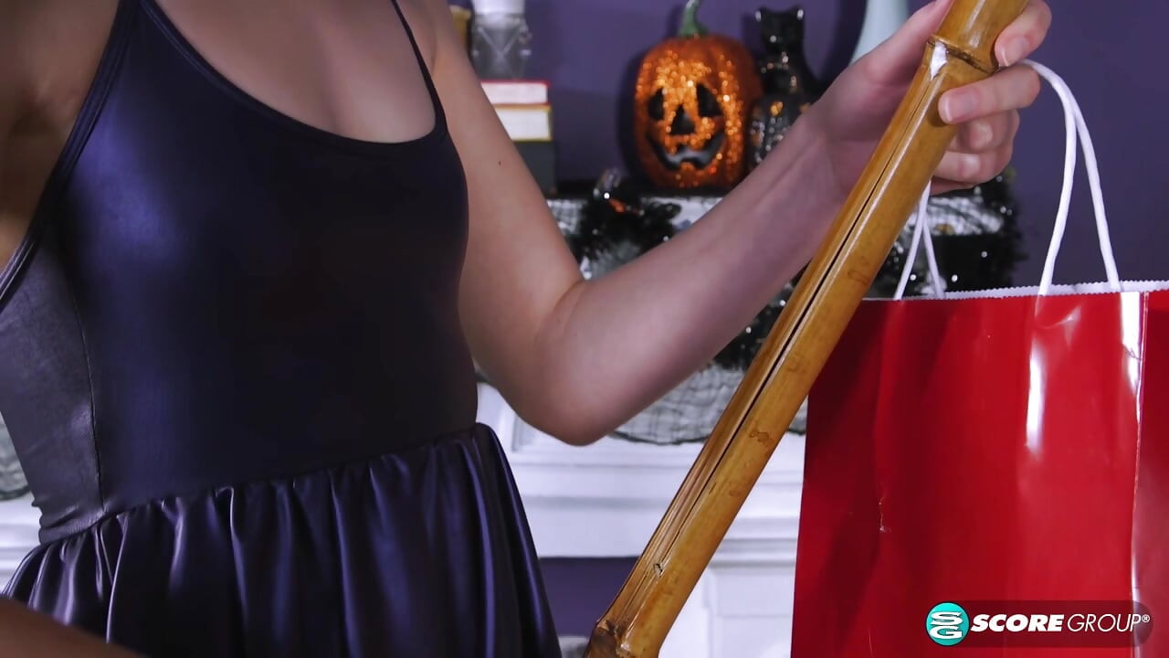 Plochá teenagerka Chloe Couture ukazuje svého okouzlujícího bobře pro