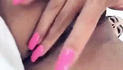 Lela Star'ın yapışkan amcığı ve anal mastürbasyonu