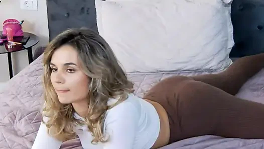 HelenWaldorf приносит изгибы класса и разговор