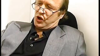 O tânără fată blondă joacă rolul unei fete futută de tatăl ei vitreg.