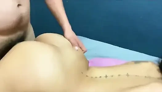 Brünette betrügt ihren freund mit seinem besten freund und fickt ihn zweimal