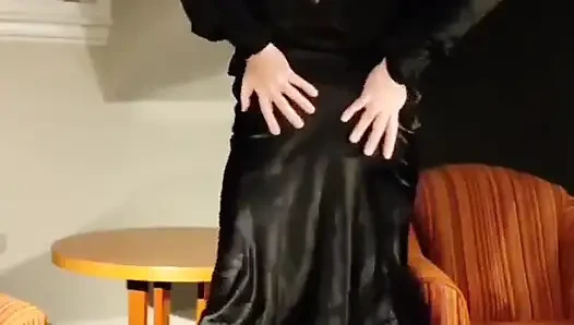 Muhteşem siyah parlak saten içinde ateşli travesti