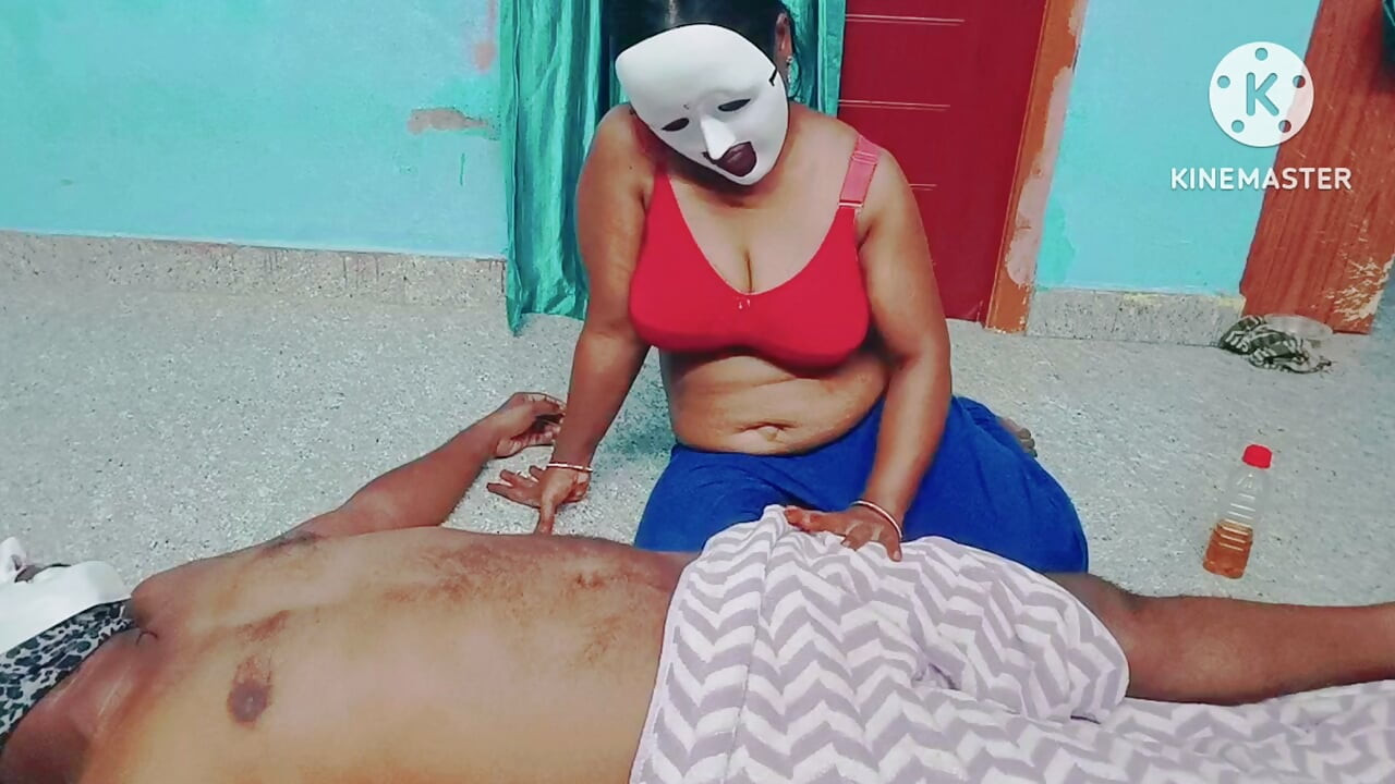 हॉट विशाल स्तन वाली लड़की मसाज सेंटर में हाथों से लंड की मालिश सेवा दे रही है - विशाल स्तन जोर से कराहते हुए चूस रही है