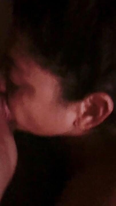 สาวละตินมือสมัครเล่นถ่ายเองยัดควยและเลียตูด