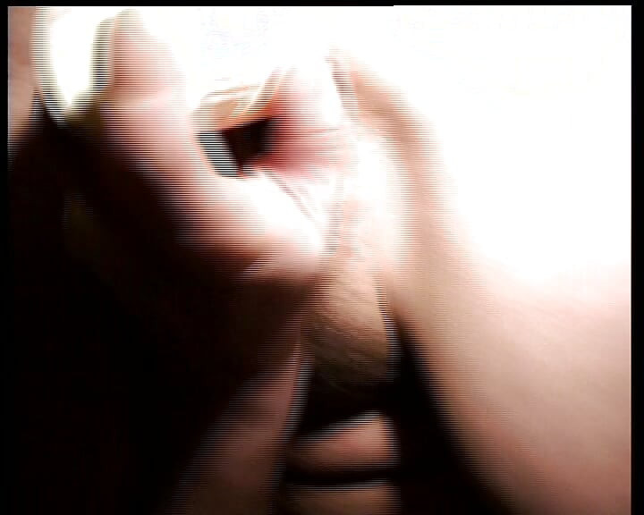 عاهرة ألمانية قبيحة تظهر كسها للكاميرا