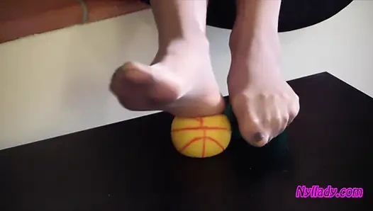 Nyllady сжимает резиновые яйца, массажирует ее обнажающие шланги ступни