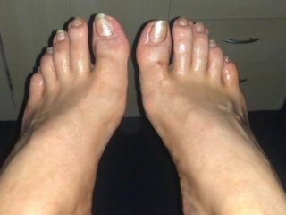 Naoliwione błyszczące stopy