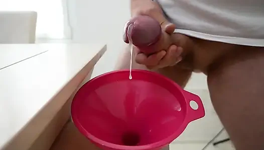 Bir huninin içinden bardağın içine tonlarca döl koydum!