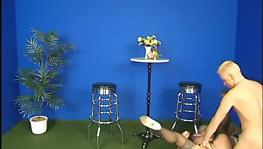 Зрелая сучка получает два члена, один за одним