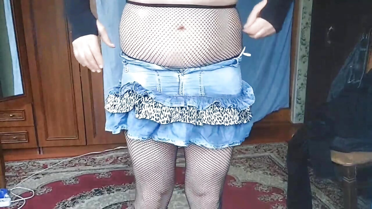 Prekrasna trans ljepotica veže kosu vrpcom