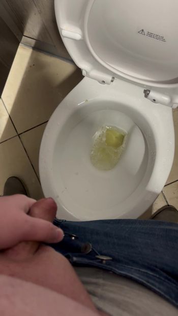 Je branle ma bite bien dure et je lâche mon sperme dans les toilettes