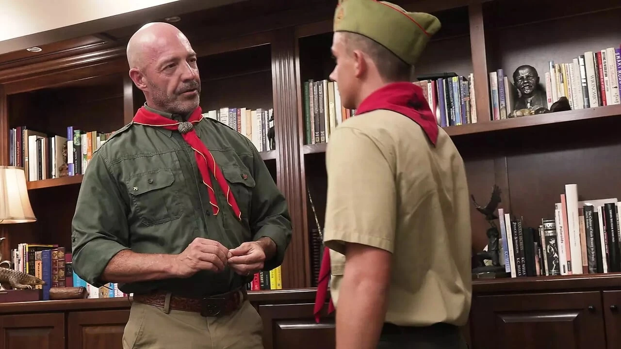 Scoutboys üniformalı izci Ace Banner tarafından sertçe prezervatifsiz sikiliyor