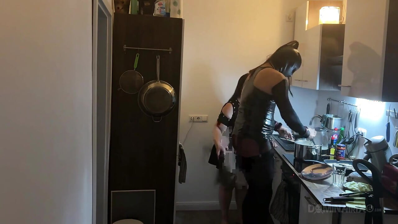 Dominante milf estica a bunda do látex na cozinha