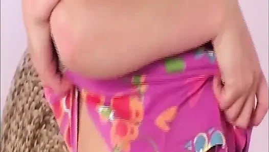Cewek hot rambut pirang lagi asik muasin memeknya sendirian pakai dildo warna pink