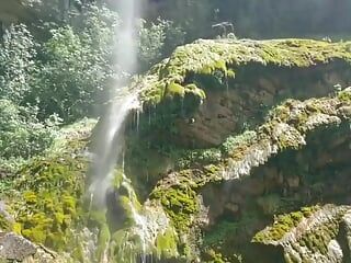 Wasserfall blowjob an einem paradiesischen Ort ...