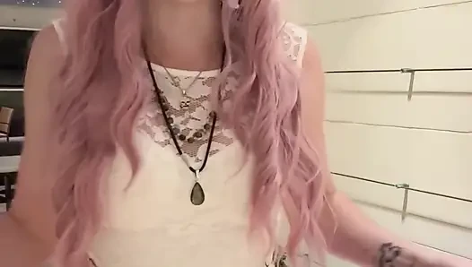 Это извращенка