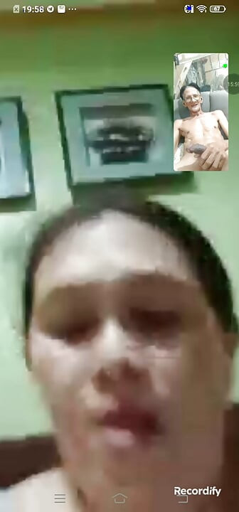오늘 밤 섹스 영상 통화에서 그녀가 오르가즘에 도달하고 나도 사정했어.