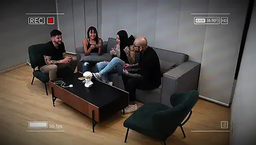 Rumah bercinta, saya meniduri Allison Sweet sementara teman-teman saya memainkannya