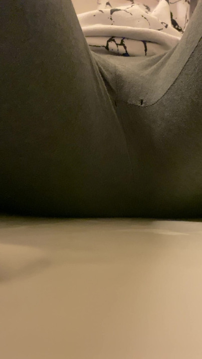 Pissing in my old grey Leggings!