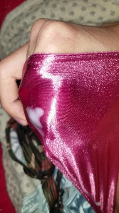Éjacule à travers un tout nouveau string en satin brillant
