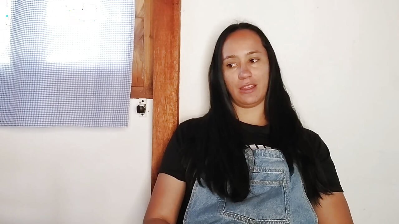 Die nachbarn erwischen mich beim masturbieren und laden mich ein, einen dreier mit ihrem ehemann zu haben