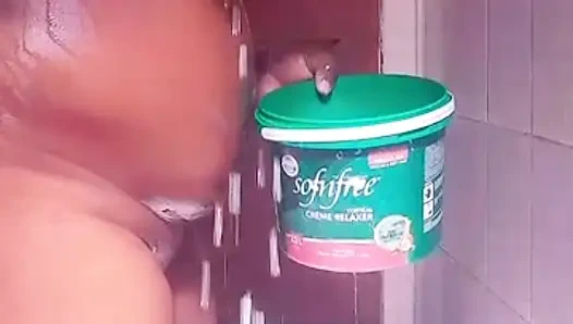 Musste ein bad nehmen, damit ich meinen dildo benutze, weil ich so geil war