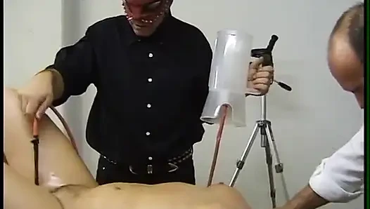 Olgun sarışın dominant erkekler tarafından yumruklanıyor ve kırbaçlanıyor