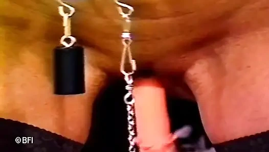 Игра со страданиями киски