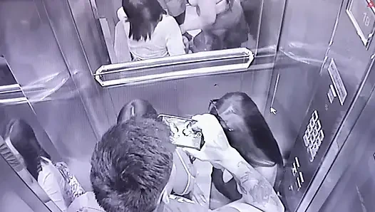 Echter amateur-dreier im aufzug