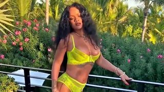 Rihanna riprende in modo sexy