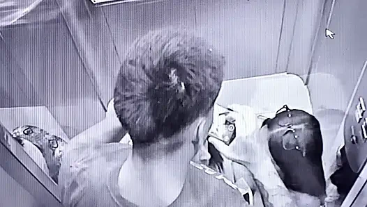 Тройничок на лифте в настоящем любительском видео