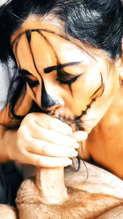 Tetangga seksi yang kerasukan melakukan blowjob terbaik dengan air mani di mulutnya dan menelan semuanya. ASMR meringis keenakan dan telan sperma