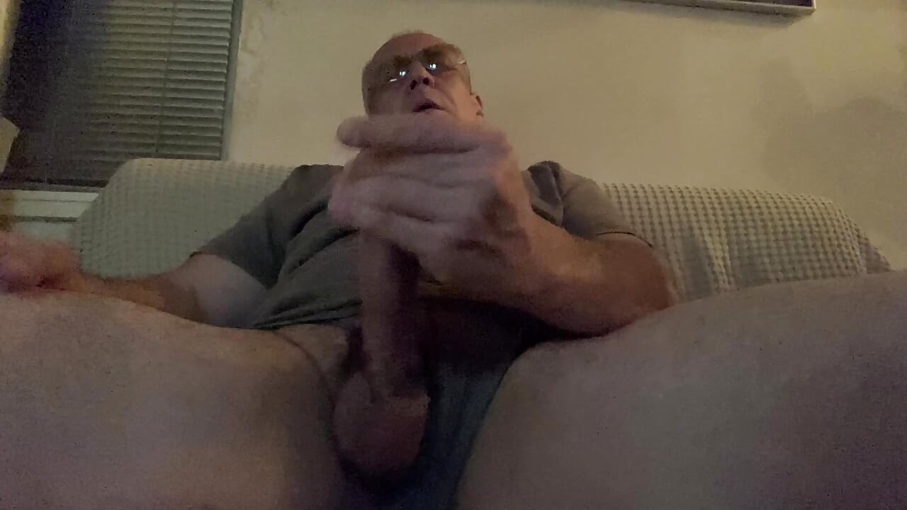 Pria tua ngocok kontol besar