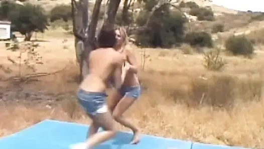 Seksi Fransız kızlar açık havada ateşli lezbiyen eylemi yapıyor