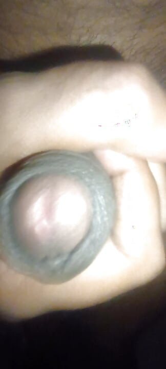 Mi mucama se quedaba fuera de mi habitación, me masturba en la oscuridad, ella no sabe que estoy en la habitación