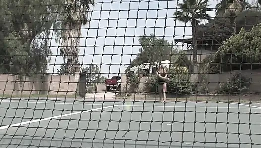 Wunderschönes küken entleert großen schwanz im fitnessstudio