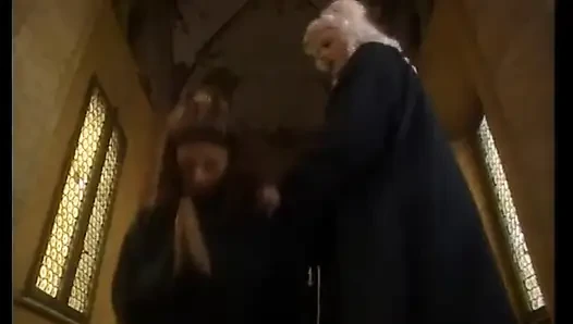 Горячей и шлюшке даме устроили гэнгбэнг в XVIII веке